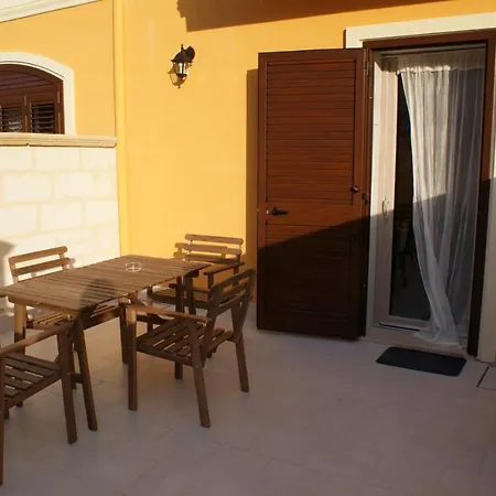 Toto Aparthotel *